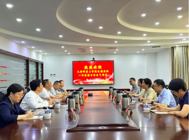 餐厅里的人们描述已自动生成 餐厅里的人们描述已自动生成