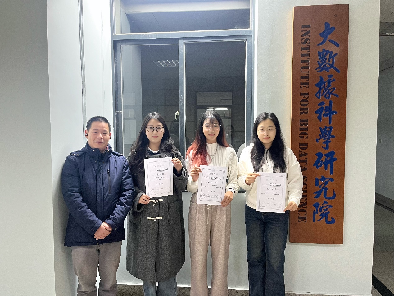 女人站在墙边中度可信度描述已自动生成 女人站在墙边中度可信度描述已自动生成